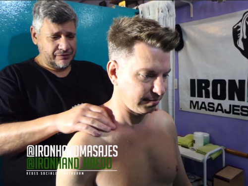 Ciclo de charlas: Ironhand entrevistó a Castelar Digital mientras le hacía masajes
